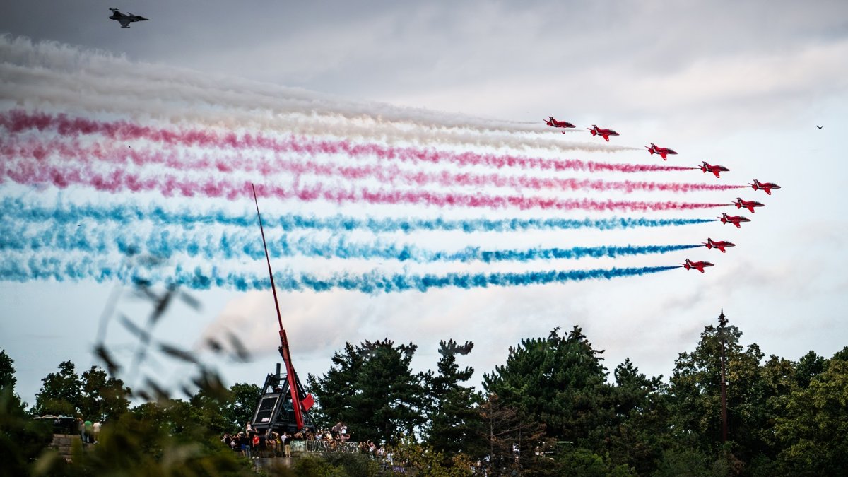Red Arrows proletěla nad Karlovým mostem