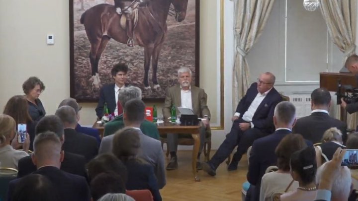 Otevírání obálky s posledními slovy Tomáše Garrigua Masaryka