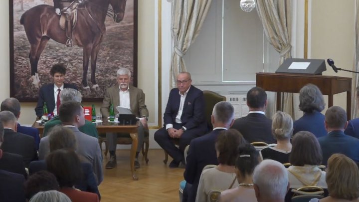 Otevírání obálky s posledními slovy Tomáše Garrigua Masaryka