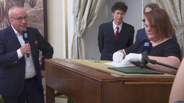 Otevírání obálky s posledními slovy Tomáše Garrigua Masaryka