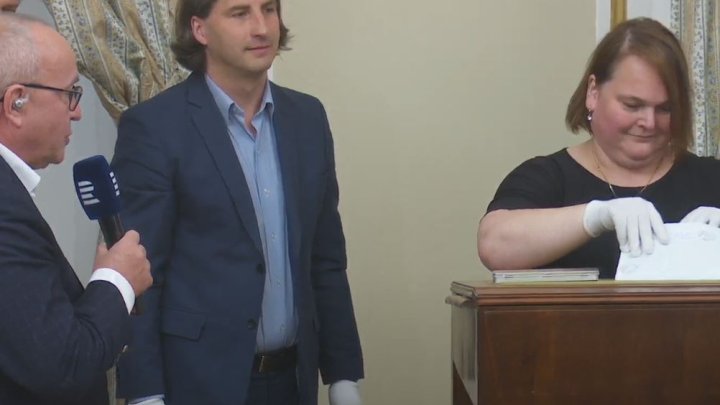 Otevírání obálky s posledními slovy Tomáše Garrigua Masaryka