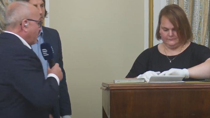 Otevírání obálky s posledními slovy Tomáše Garrigua Masaryka