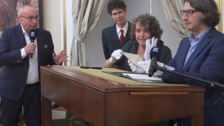 Otevírání obálky s posledními slovy Tomáše Garrigua Masaryka