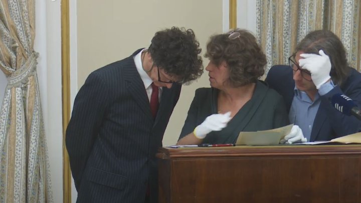 Otevírání obálky s posledními slovy Tomáše Garrigua Masaryka