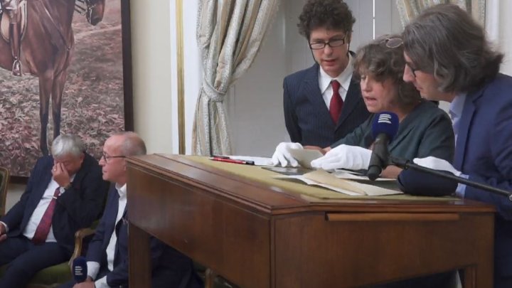 Otevírání obálky s posledními slovy Tomáše Garrigua Masaryka