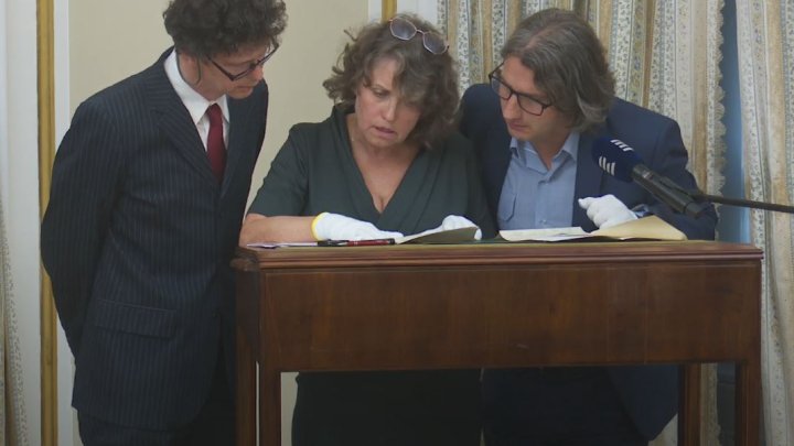 Otevírání obálky s posledními slovy Tomáše Garrigua Masaryka