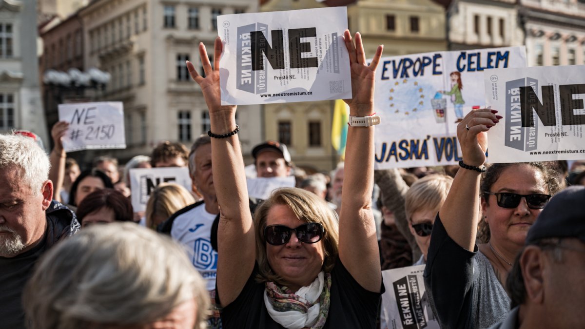 Na Staroměstském náměstí proběhla demonstrace Zabraňme vládě extremistů. (28.9.2025)