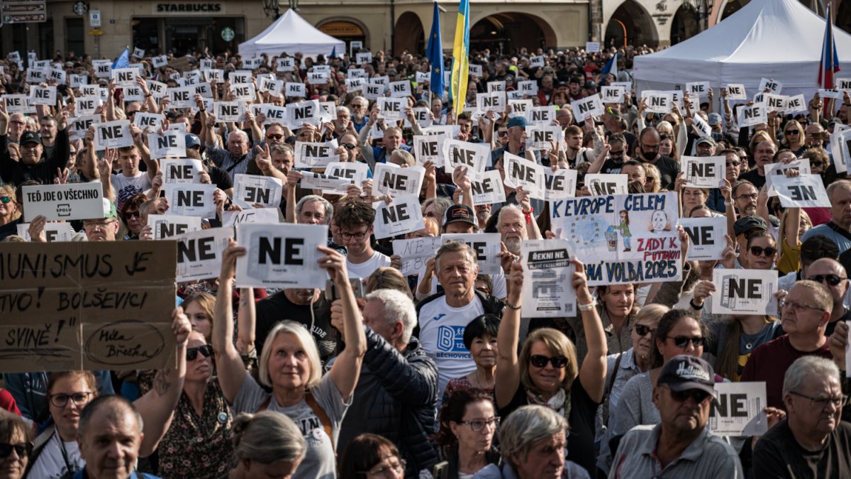 Na Staroměstském náměstí proběhla demonstrace Zabraňme vládě extremistů. (28.9.2025)