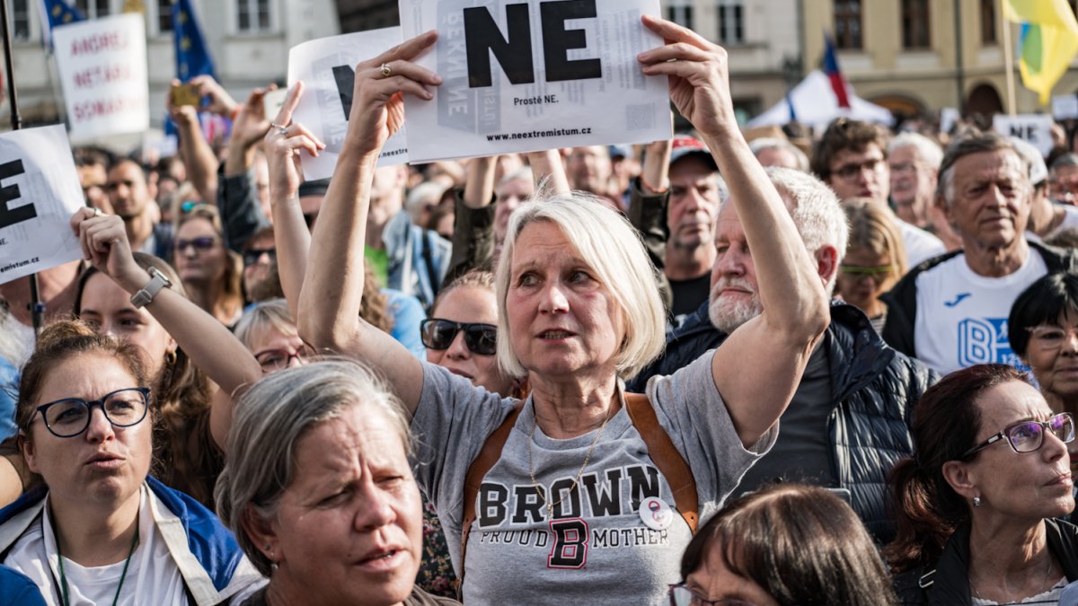 Na Staroměstském náměstí proběhla demonstrace Zabraňme vládě extremistů. (28.9.2025)