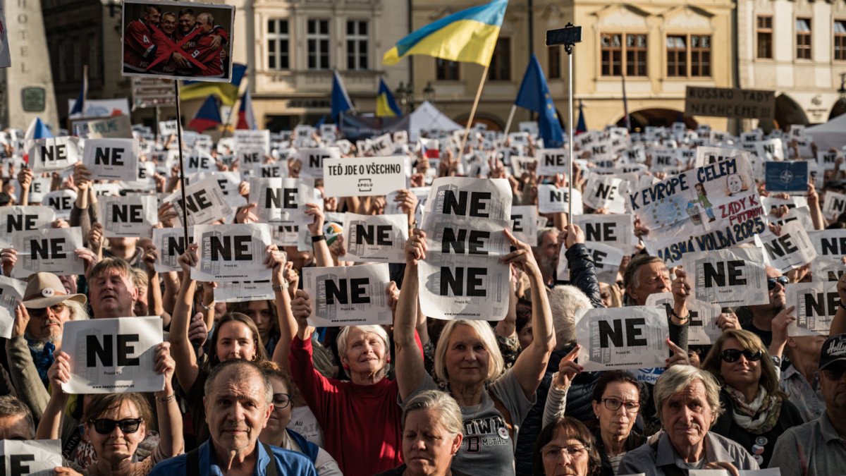Na Staroměstském náměstí proběhla demonstrace Zabraňme vládě extremistů. (28.9.2025)