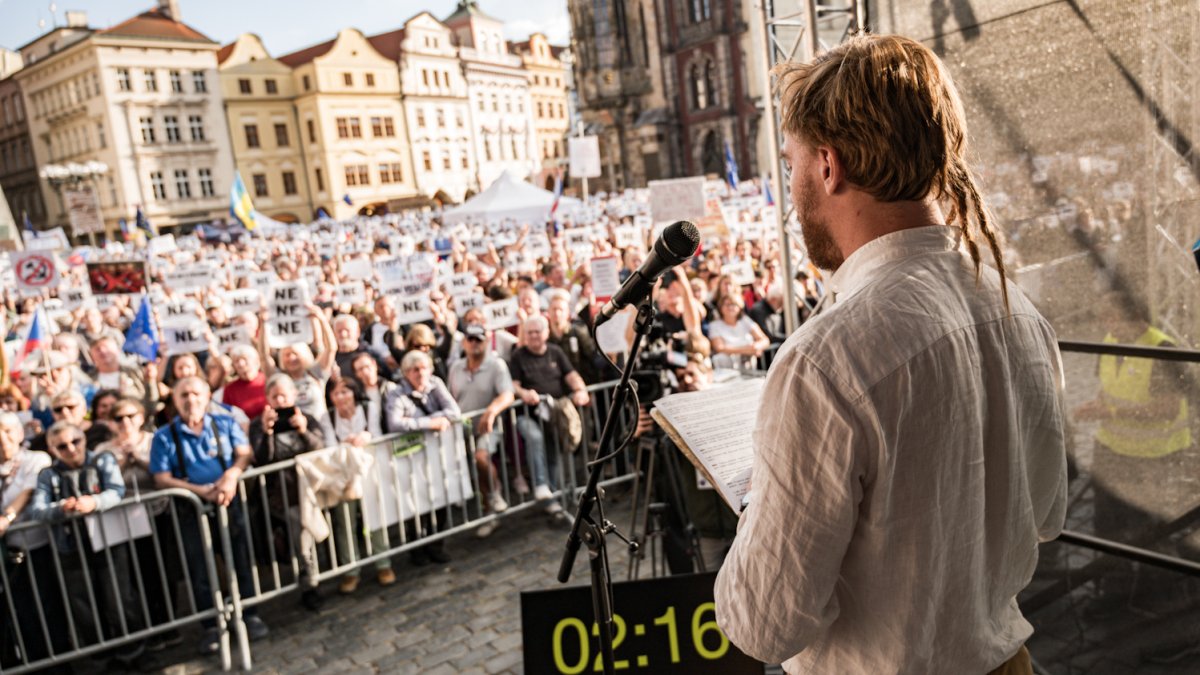 Na Staroměstském náměstí proběhla demonstrace Zabraňme vládě extremistů. (28.9.2025)