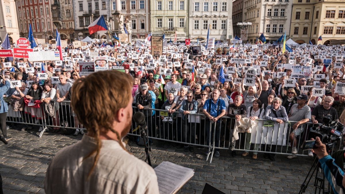 Na Staroměstském náměstí proběhla demonstrace Zabraňme vládě extremistů. (28.9.2025)