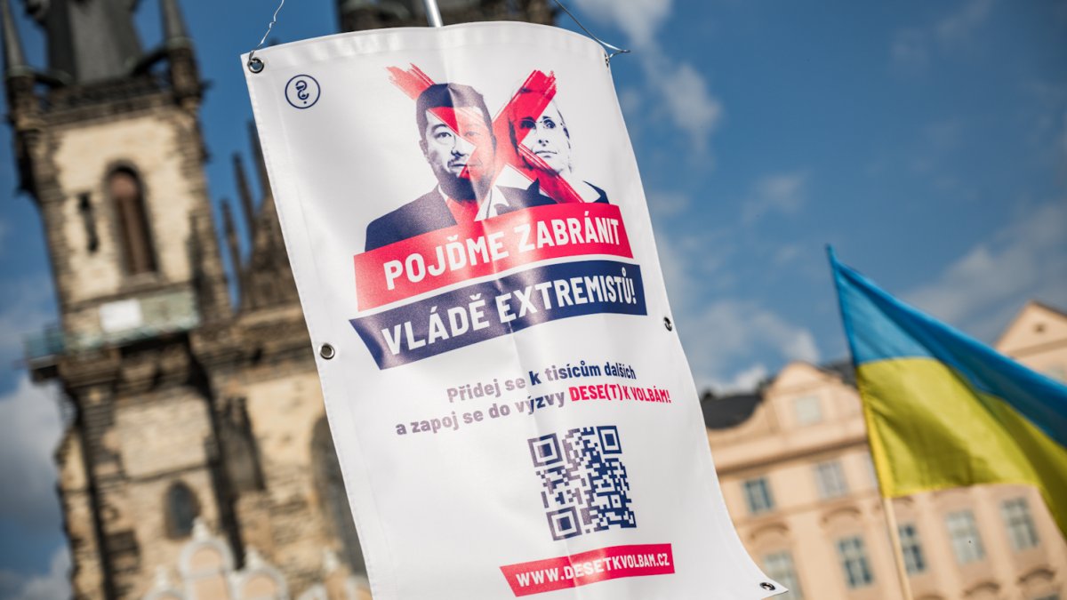 Na Staroměstském náměstí proběhla demonstrace Zabraňme vládě extremistů. (28.9.2025)