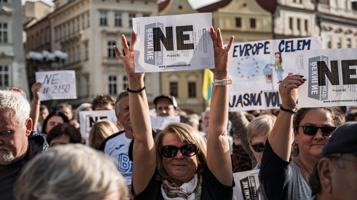 Na Staroměstském náměstí proběhla demonstrace Zabraňme vládě extremistů. (28.9.2025)