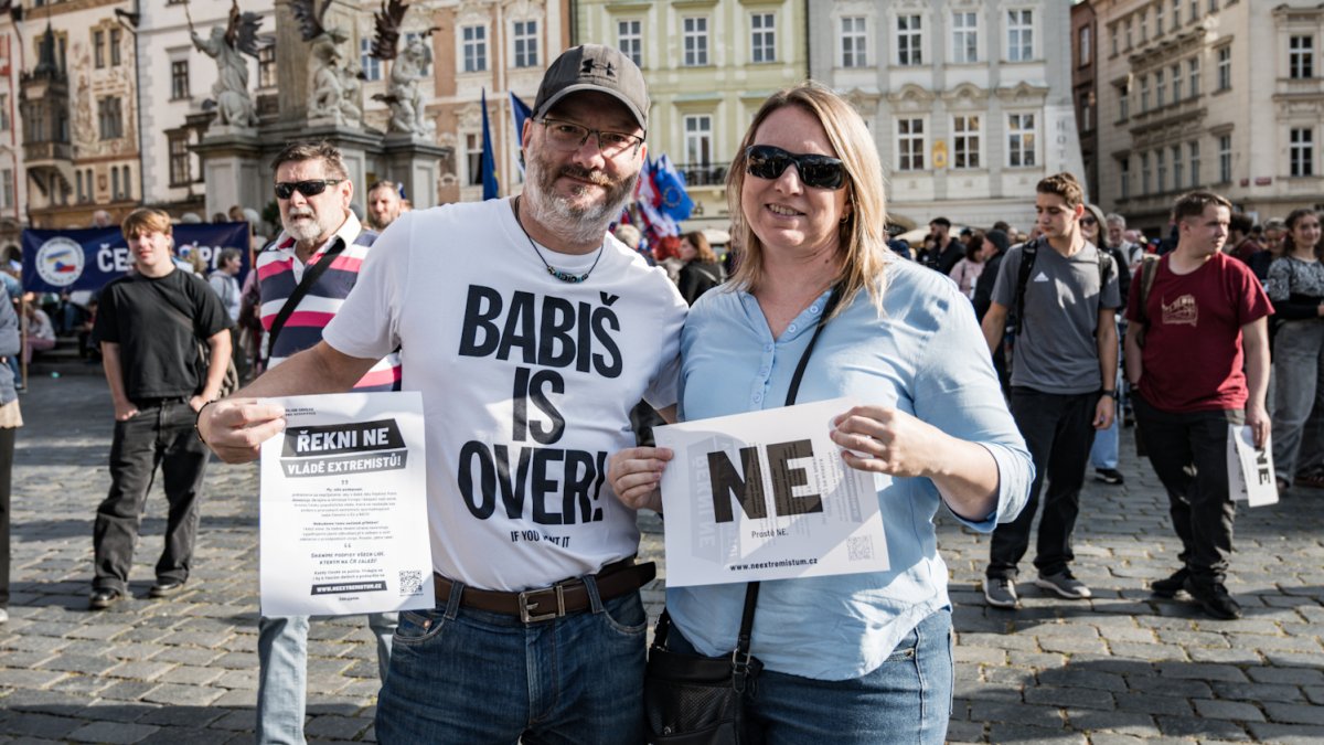 Na Staroměstském náměstí proběhla demonstrace Zabraňme vládě extremistů. (28.9.2025)