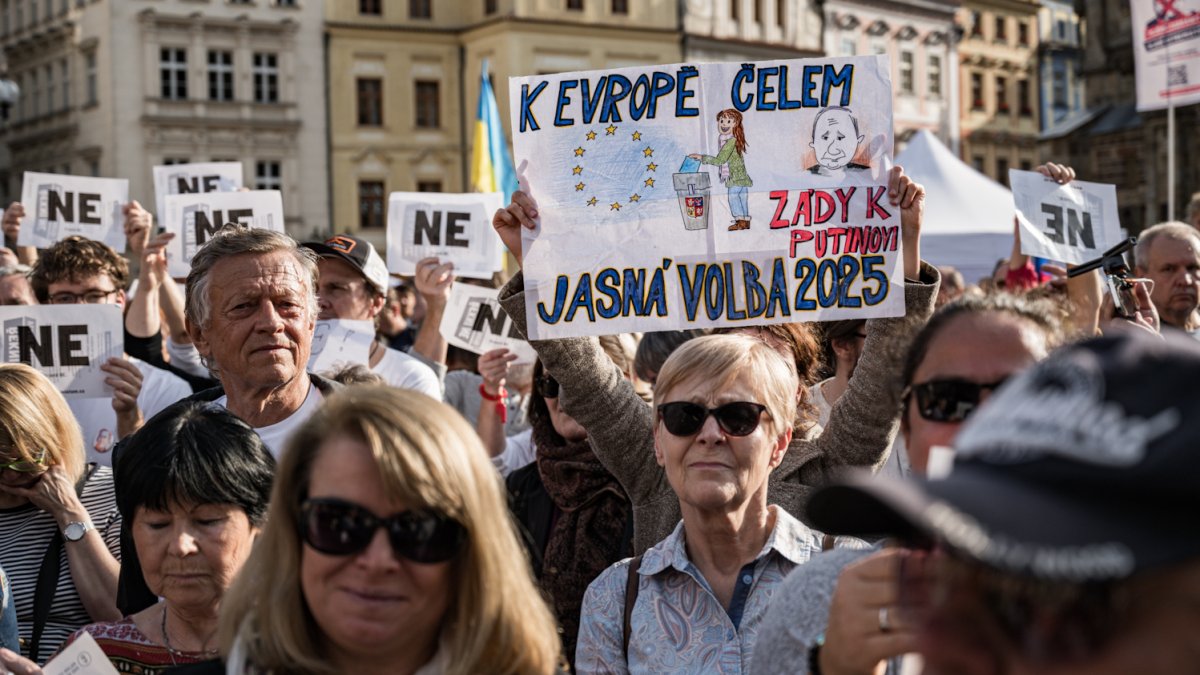 Na Staroměstském náměstí proběhla demonstrace Zabraňme vládě extremistů. (28.9.2025)