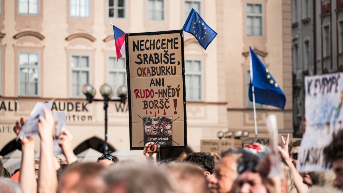 Na Staroměstském náměstí proběhla demonstrace Zabraňme vládě extremistů. (28.9.2025)