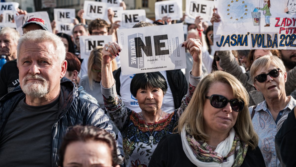 Na Staroměstském náměstí proběhla demonstrace Zabraňme vládě extremistů. (28.9.2025)