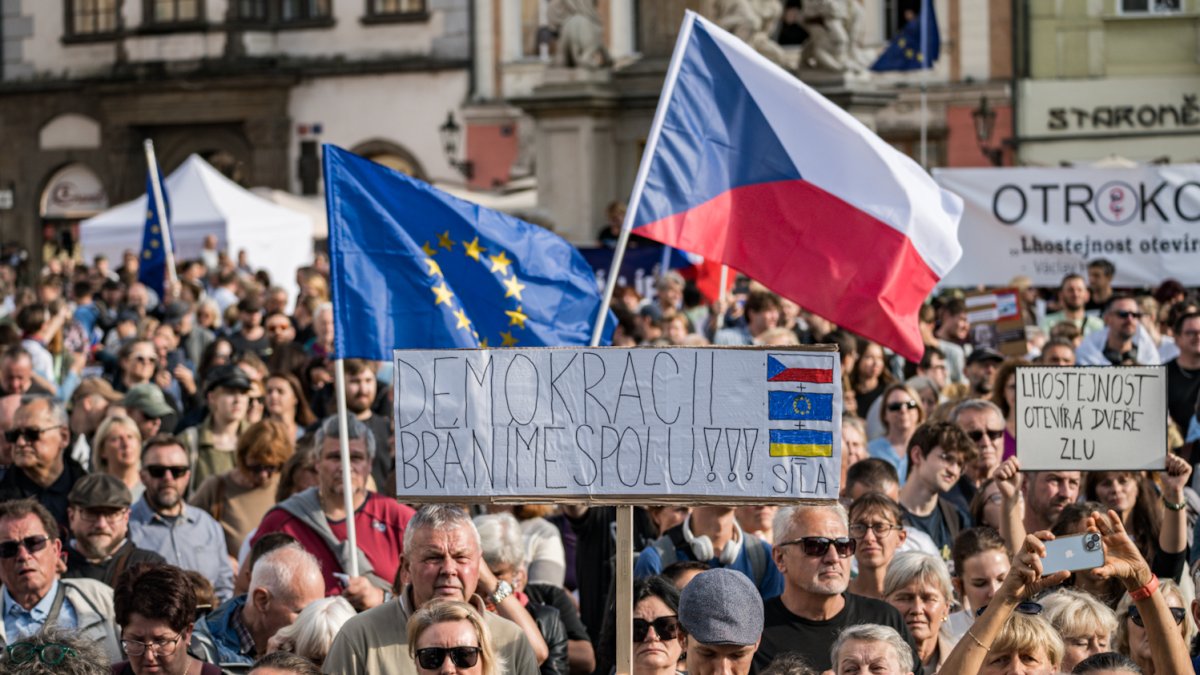 Na Staroměstském náměstí proběhla demonstrace Zabraňme vládě extremistů. (28.9.2025)