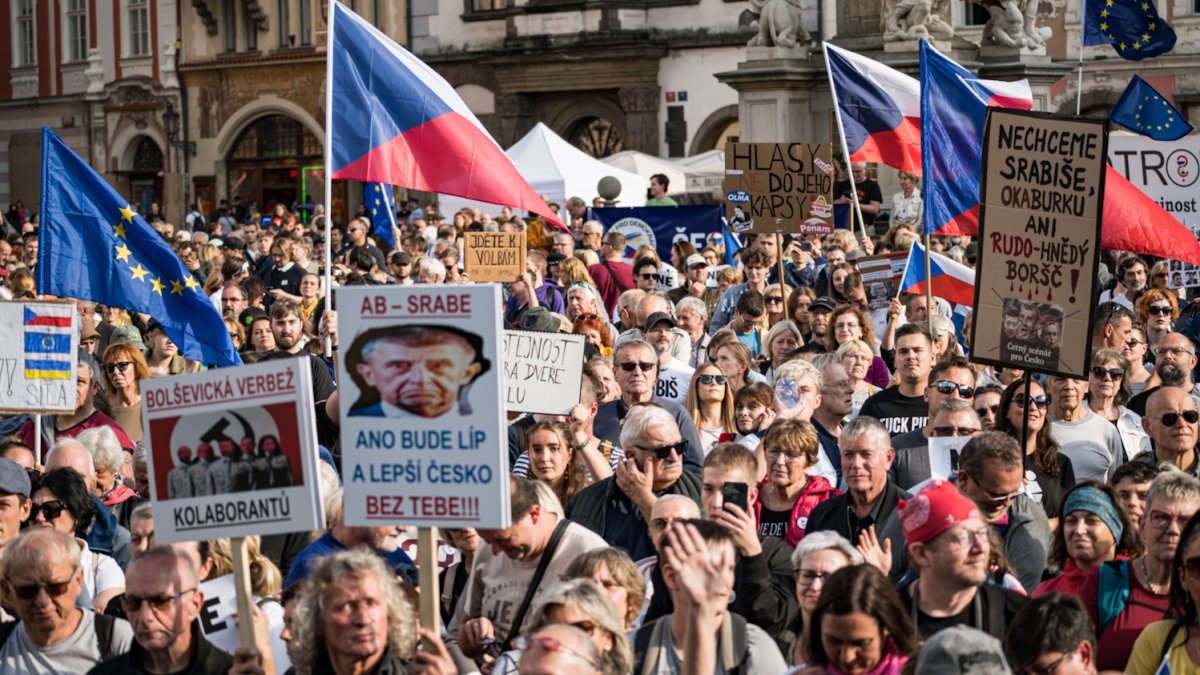 Na Staroměstském náměstí proběhla demonstrace Zabraňme vládě extremistů. (28.9.2025)