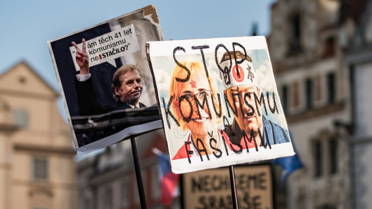 Na Staroměstském náměstí proběhla demonstrace Zabraňme vládě extremistů. (28.9.2025)