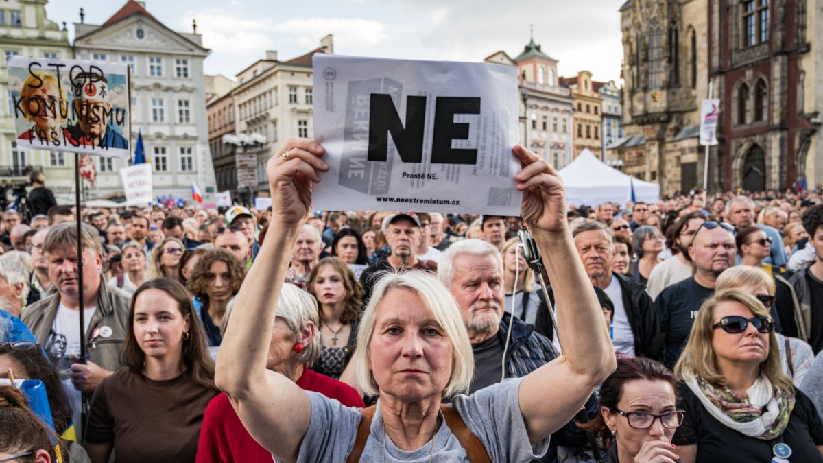 Na Staroměstském náměstí proběhla demonstrace Zabraňme vládě extremistů. (28.9.2025)