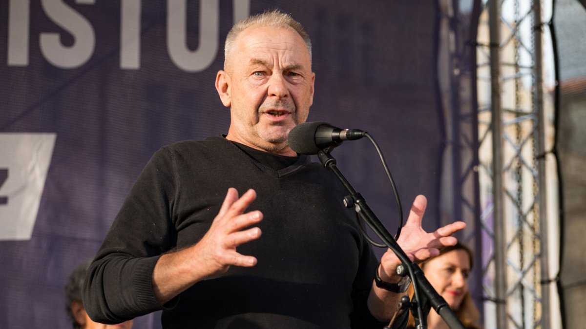 Na Staroměstském náměstí proběhla demonstrace Zabraňme vládě extremistů. (28.9.2025)