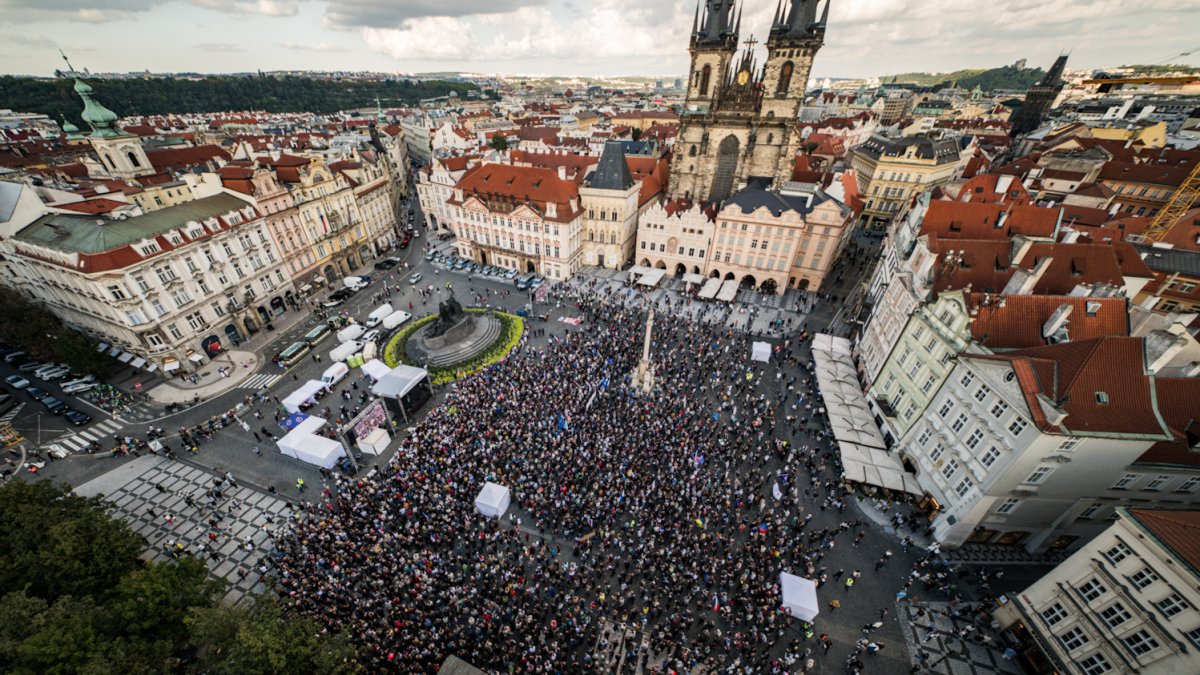 Na Staroměstském náměstí proběhla demonstrace Zabraňme vládě extremistů. (28.9.2025)