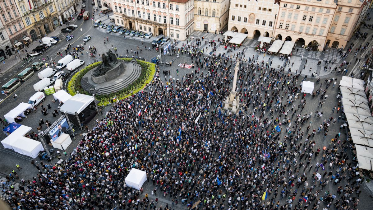 Na Staroměstském náměstí proběhla demonstrace Zabraňme vládě extremistů. (28.9.2025)