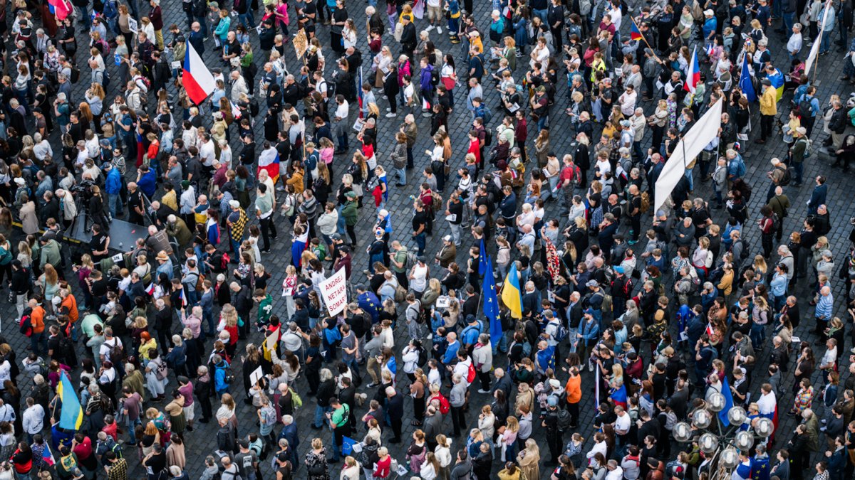 Na Staroměstském náměstí proběhla demonstrace Zabraňme vládě extremistů. (28.9.2025)