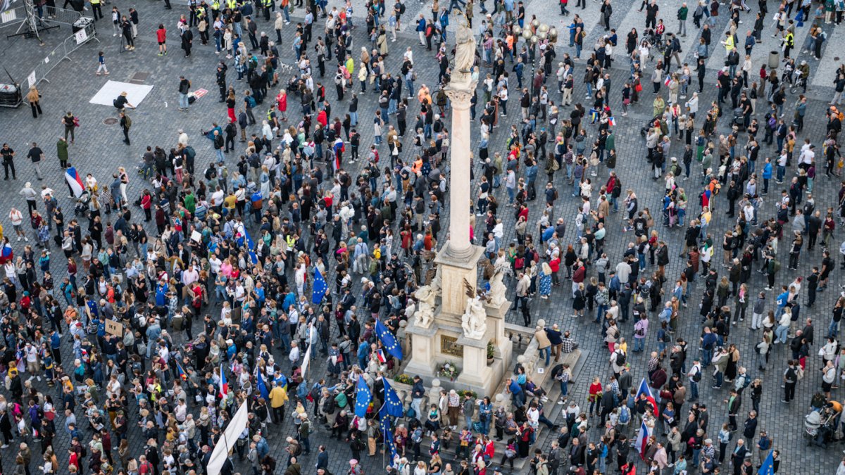 Na Staroměstském náměstí proběhla demonstrace Zabraňme vládě extremistů. (28.9.2025)