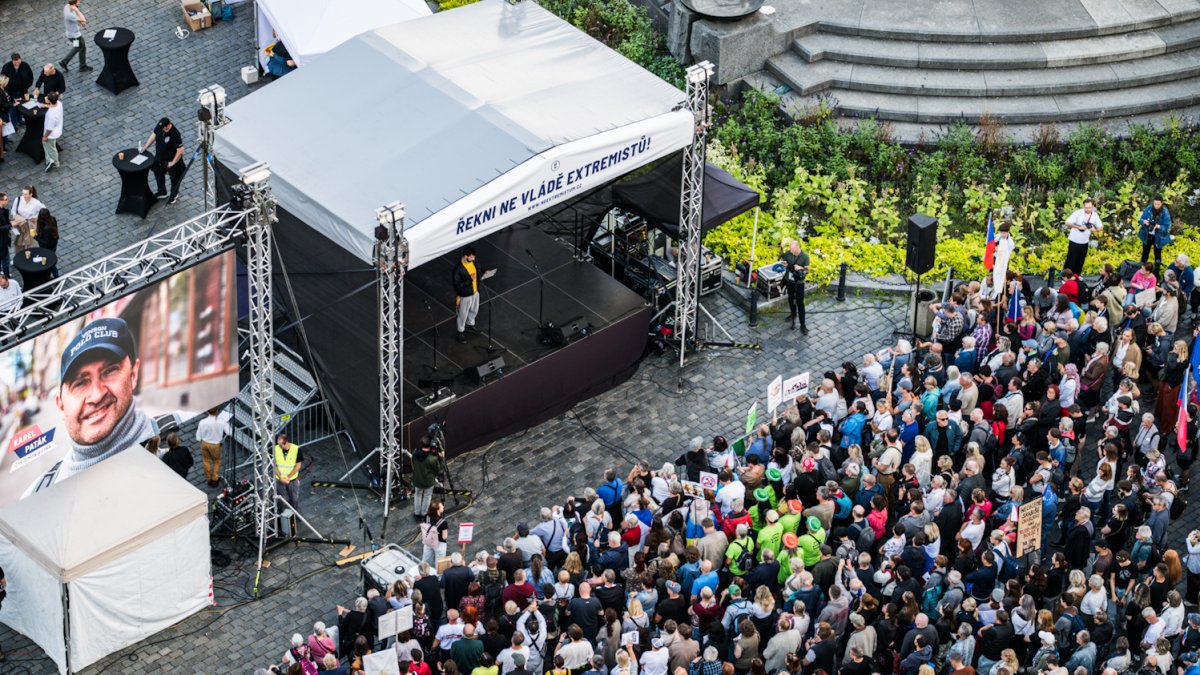 Na Staroměstském náměstí proběhla demonstrace Zabraňme vládě extremistů. (28.9.2025)