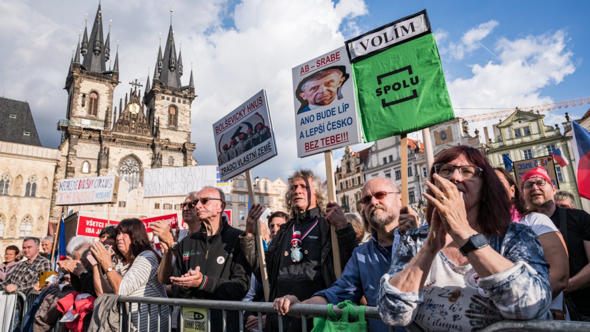 Na Staroměstském náměstí proběhla demonstrace Zabraňme vládě extremistů. (28.9.2025)