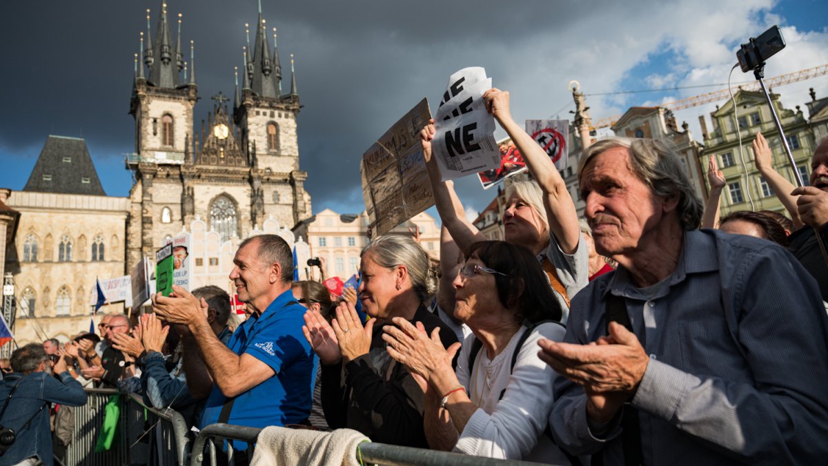 Na Staroměstském náměstí proběhla demonstrace Zabraňme vládě extremistů. (28.9.2025)