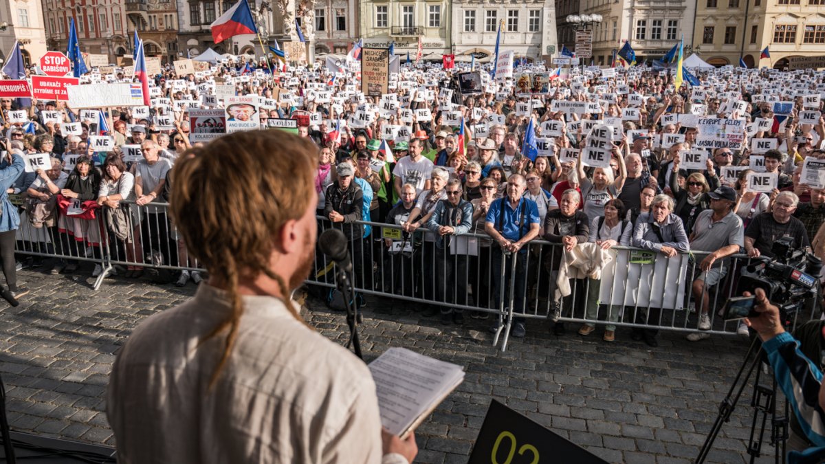 Na Staroměstském náměstí proběhla demonstrace Zabraňme vládě extremistů. (28.9.2025)