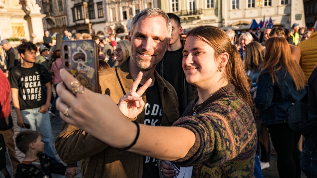 Na Staroměstském náměstí proběhla demonstrace Zabraňme vládě extremistů. (28.9.2025)