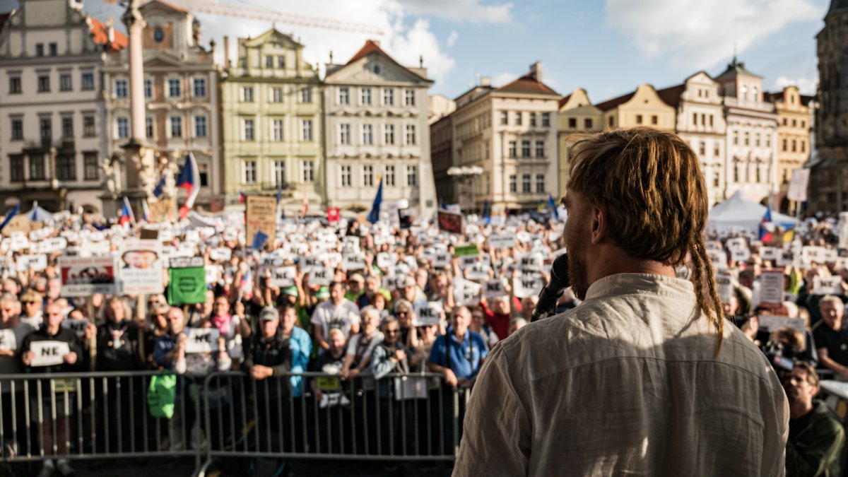 Na Staroměstském náměstí proběhla demonstrace Zabraňme vládě extremistů. (28.9.2025)