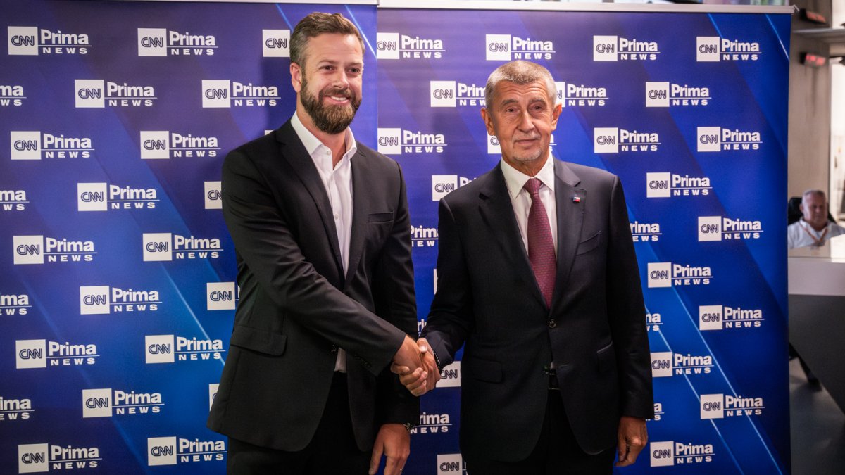 Petr Fiala (ODS) a Andrej Babiš (ANO) se utkali v duelu na CNN Prima News. (1.10.2025)