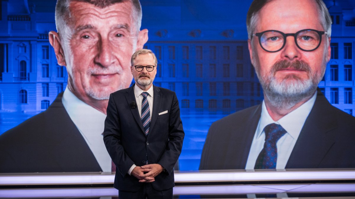 Petr Fiala (ODS) a Andrej Babiš (ANO) se utkali v duelu na CNN Prima News. (1.10.2025)