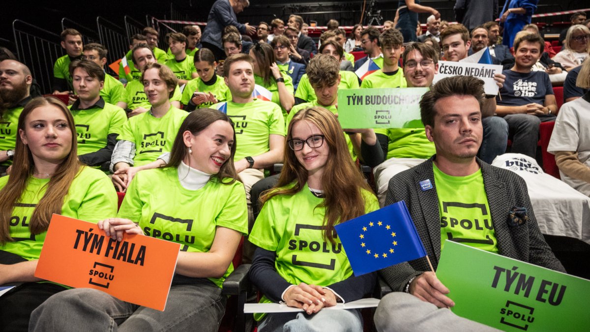 Petr Fiala (ODS) a Andrej Babiš (ANO) se utkali v duelu na CNN Prima News. (1.10.2025)