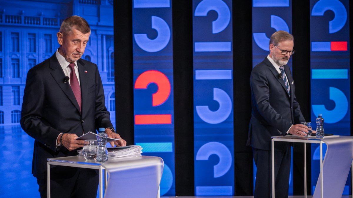 Petr Fiala (ODS) a Andrej Babiš (ANO) se utkali v duelu na CNN Prima News. (1.10.2025)