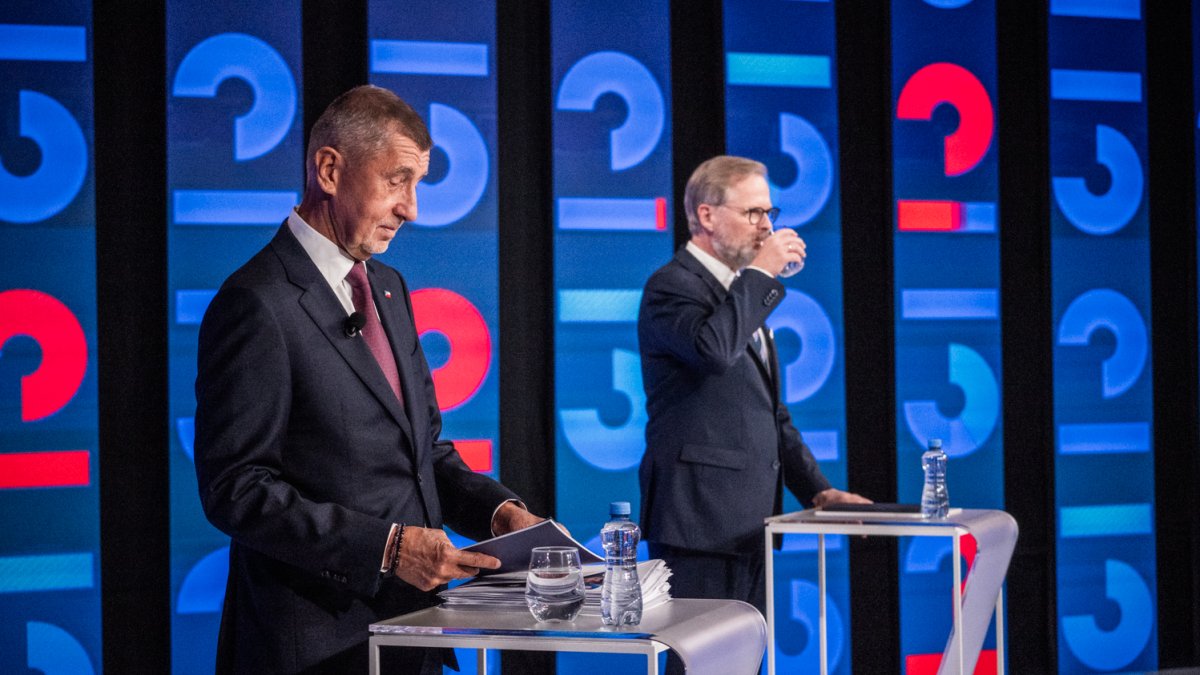 Petr Fiala (ODS) a Andrej Babiš (ANO) se utkali v duelu na CNN Prima News. (1.10.2025)