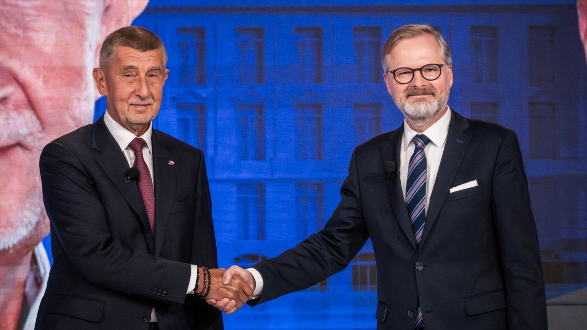Petr Fiala (ODS) a Andrej Babiš (ANO) se utkali v duelu na CNN Prima News. (1.10.2025)