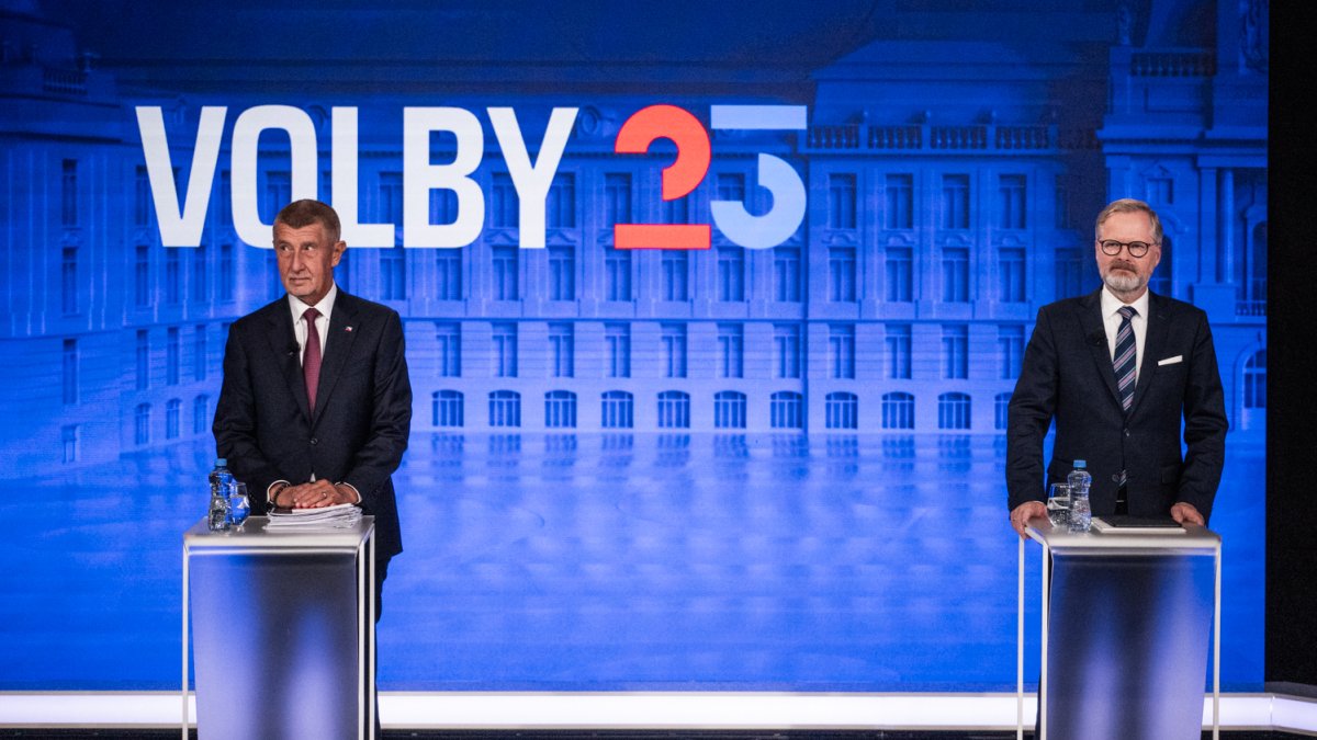 Petr Fiala (ODS) a Andrej Babiš (ANO) se utkali v duelu na CNN Prima News. (1.10.2025)