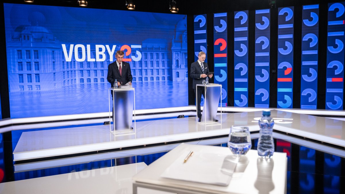 Petr Fiala (ODS) a Andrej Babiš (ANO) se utkali v duelu na CNN Prima News. (1.10.2025)