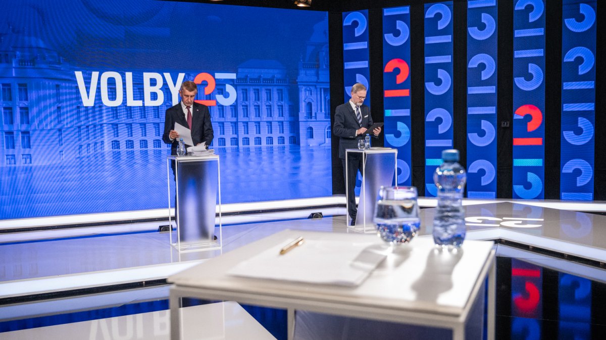 Petr Fiala (ODS) a Andrej Babiš (ANO) se utkali v duelu na CNN Prima News. (1.10.2025)