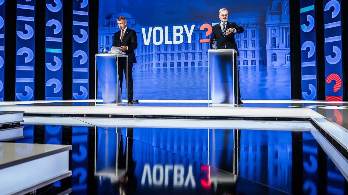 Petr Fiala (ODS) a Andrej Babiš (ANO) se utkali v duelu na CNN Prima News. (1.10.2025)