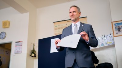 Zdeněk Hřib volí ve volbách do Poslanecké sněmovny