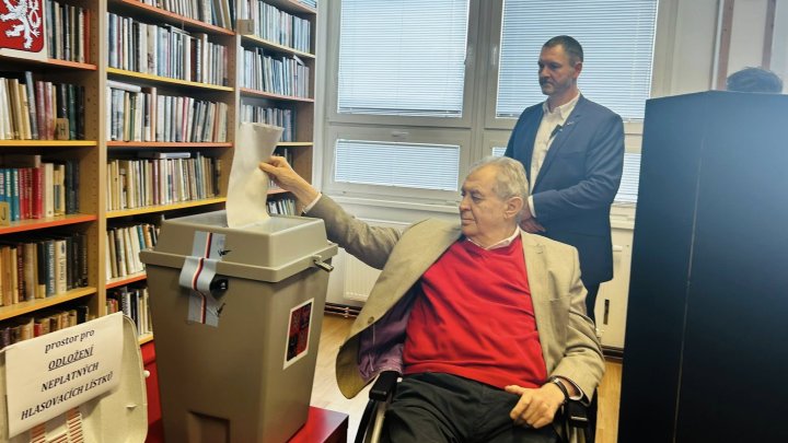 Miloše Zemana doprovodila k urně Jana Bobošíková. 