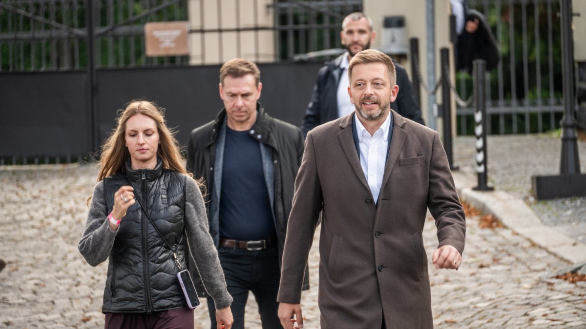 Vít Rakušan (STAN) dorazil do volebního štábu Starostů a nezávislých.